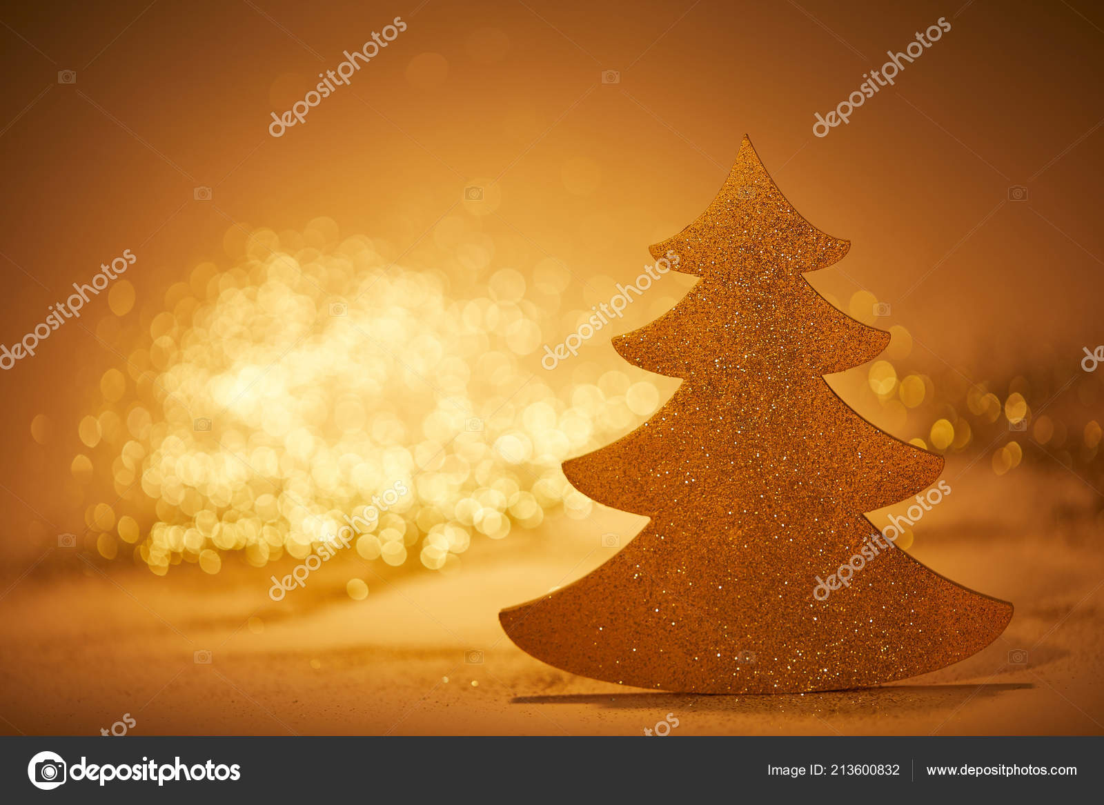 Golden sparkling christmas tree for decoration on tabletop — Fotografie od AntonMatyukha