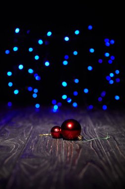 Kırmızı Noel topları mavi parlak renkli ahşap tablo