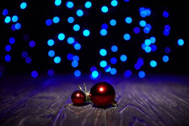 Kırmızı Noel topları mavi parlak renkli ahşap tablo