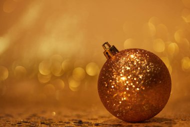 Altın ışıltılı Noel top payetler ile masa üzerinde dekorasyon için