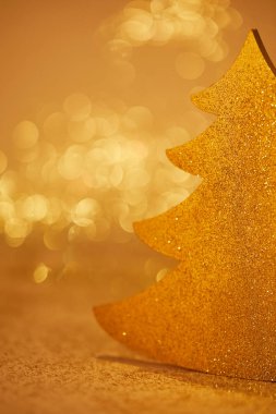 dekorasyon için altın ışıltılı Noel ağacının yakın çekim