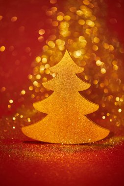 parlak kırmızı arka plan ile altın parlak Noel ağacı
