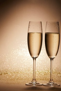 İki bardak şampanya glitter masa üstü, Noel kavramı ile 