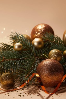 parlak Noel topları masa üzerinde çam dalı