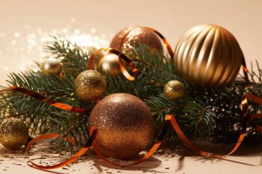 parlak Noel oyuncaklar çam dalı masa üzerinde Kapat