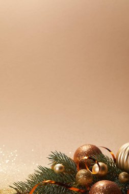 parlak Noel topları üzerinde bej izole şube çam