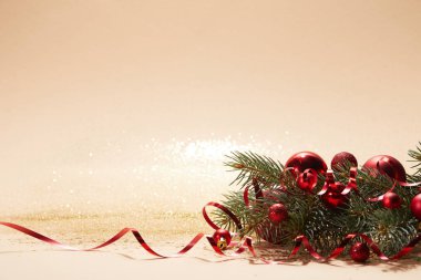kırmızı parlak Noel topları ve masa üstü çam dalı