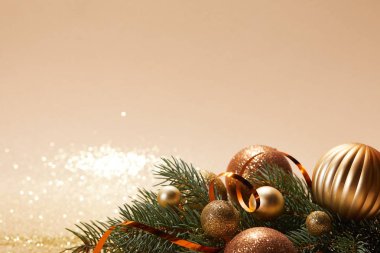 parlak Noel topları ve köpüklü masa üstü çam dalı