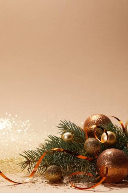 pırıltılı altın Noel topları ve masa üzerinde Noel ağacı dalı