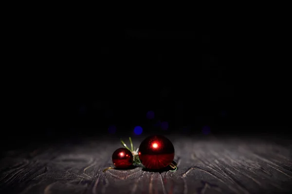 Κόκκινα Χριστούγεννα Μπάλες Ξύλινο Τραπέζι Μαύρο Φόντο — Φωτογραφία Αρχείου
