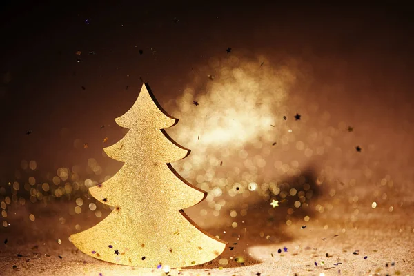 金黄粉饰圣诞树为装饰与下落的亮片 — 图库照片