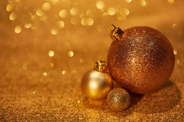 Gouden Glanzend Decoratieve Kerstballen Tafelblad Met Pailletten — Stockfoto