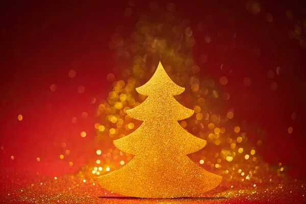 Árbol Navidad Brillante Dorado Para Decoración Sobre Fondo Rojo — Foto de Stock