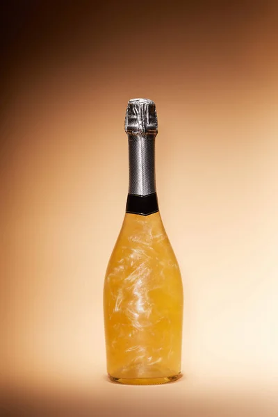 Fles Glinsterende Champagne Geïsoleerd Beige Kerstmis Concept — Stockfoto