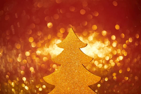 Árbol Navidad Brillante Dorado Para Decoración Sobre Fondo Rojo — Foto de Stock