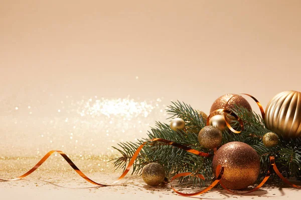 Třpytivé Vánoční Koule Větev Borovice Zvlněná Stuha Desku Stolu — Stock fotografie