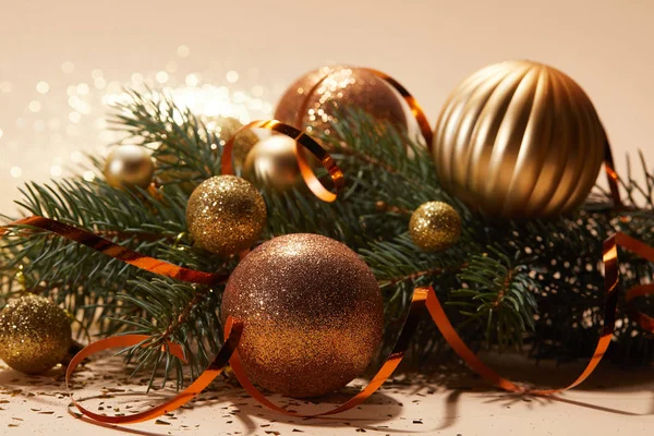 테이블 소나무 가지에 빛나는 크리스마스 장난감의 클로즈업 — 스톡 사진