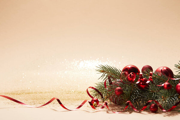 Red Shiny Christmas Balls Pine Branch Tabletop — Stock Photo, Image