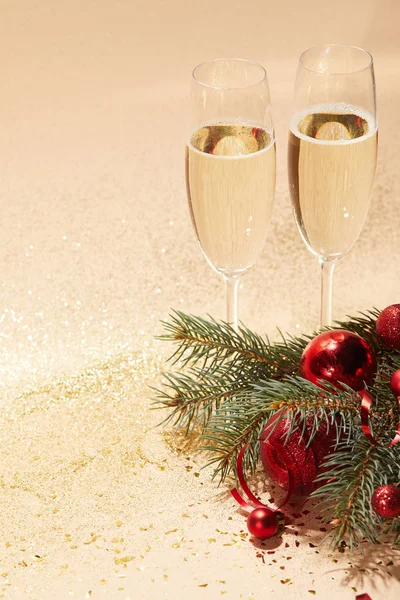 Bicchieri Champagne Palline Natale Lucide Rosse Ramo Pino Tavolo Dorato — Foto Stock