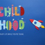 Foguete criativo em fundo de papel azul com "infância - desfrutar da vida enquanto você é jovem" lettering