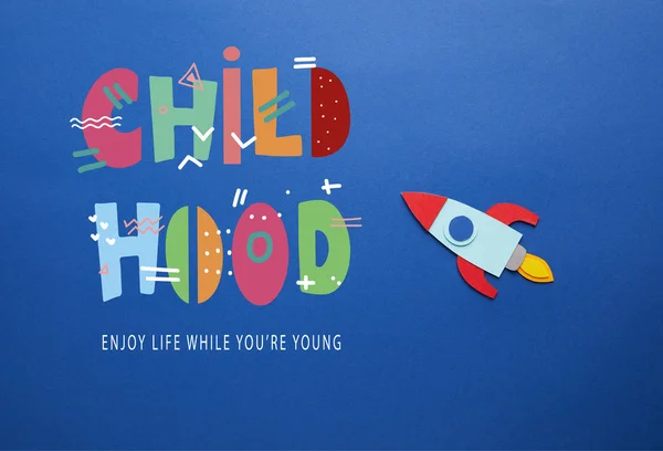Creatieve Raket Blauw Papier Achtergrond Met Kindertijd Genieten Van Het — Gratis stockfoto