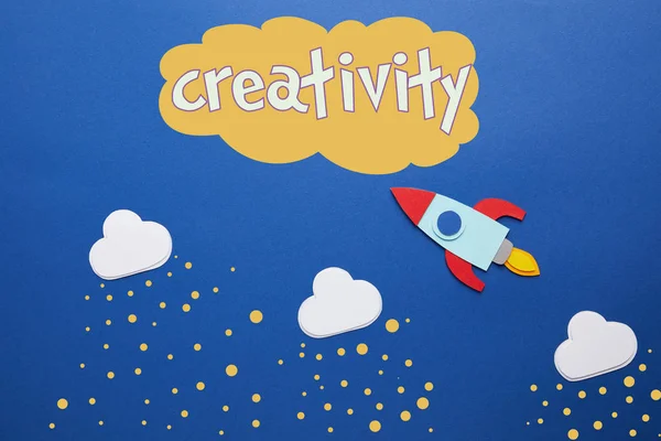 Nuvens Brancas Foguete Fundo Azul Com Letras Criatividade — Fotografia de Stock