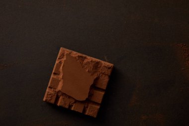 siyah arka plan üzerine tatlı lezzetli çikolata üstten görünüm 