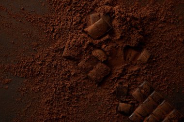 koyu arka plan üzerinde en iyi görünümü gurme kakao tozu ve lezzetli çikolata parçaları 