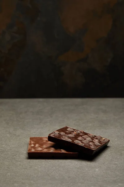 Deliciosas Barras Chocolate Con Nueces Sobre Fondo Gris — Foto de stock gratis