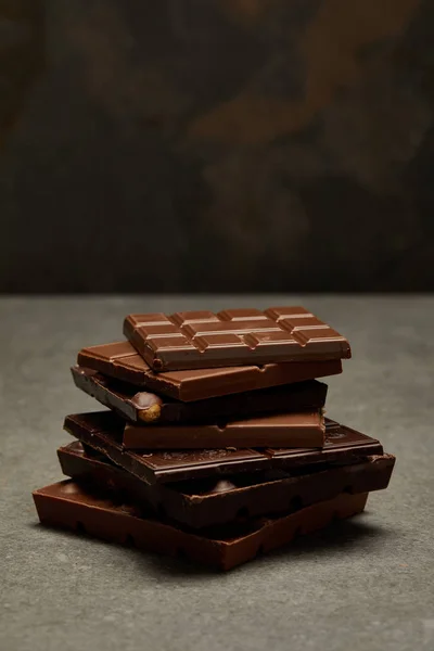 Vue Rapprochée Barres Chocolat Empilées Assorties Sucrées Sur Gris — Photo