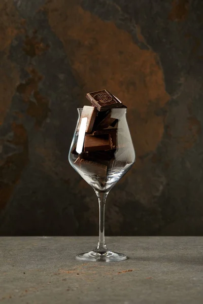 Deliciosos Pedaços Chocolate Gostoso Vidro Cinza — Fotografia de Stock