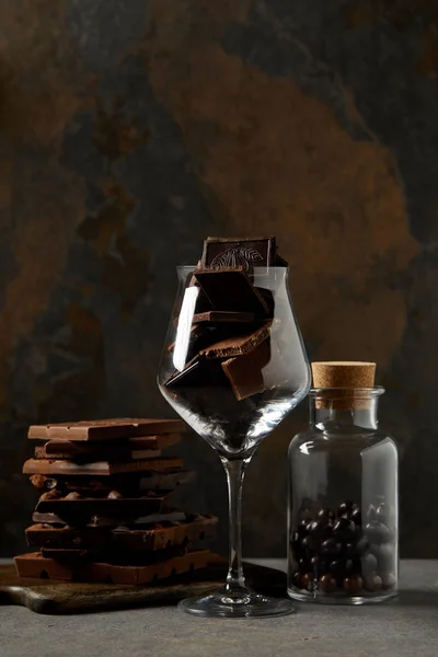 Gourmet Schokoladenstücke Glas Und Leckere Schokoladenkugeln Glas — Stockfoto