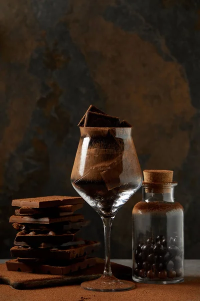 Schokoladenstücke Glas Und Leckere Schokokugeln Glas — kostenloses Stockfoto