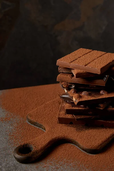 Vista Cerca Las Sabrosas Barras Chocolate Con Cacao Polvo Tabla — Foto de Stock