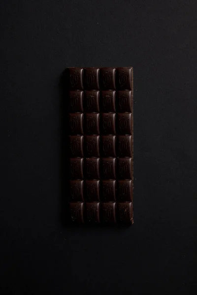 Vista Superior Barra Gourmet Chocolate Aislado Negro — Foto de stock gratis