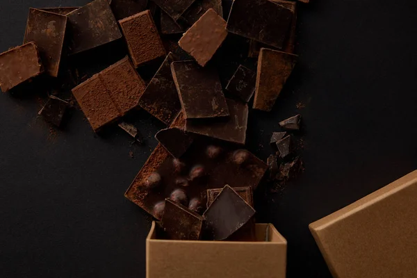 Κάτοψη Του Κουτί Και Ανάμικτες Νόστιμα Κομμάτια Σοκολάτας Μαύρο — Φωτογραφία Αρχείου