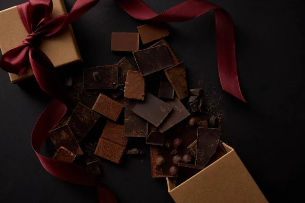 Bovenaanzicht Van Heerlijke Chocolade Stukken Met Noten Geschenkdoos Zwart — Stockfoto