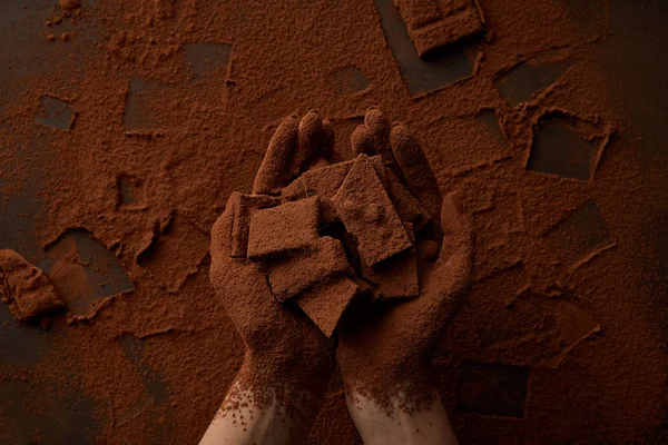 Частичный Вид Лица Держащего Кусочки Шоколада Какао Порошок — стоковое фото