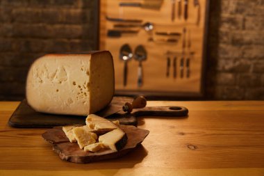 dilimlenmiş peynir ahşap kesme tahtası üzerinde yakın çekim çekim