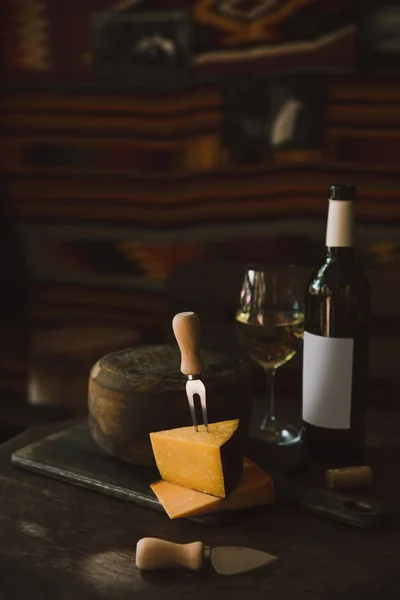 Plakjes Kaas Met Witte Wijn Rustieke Houten Tafel — Stockfoto