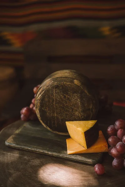 Close Cabeça Queijo Tábua Corte Com Uvas — Fotografia de Stock Grátis