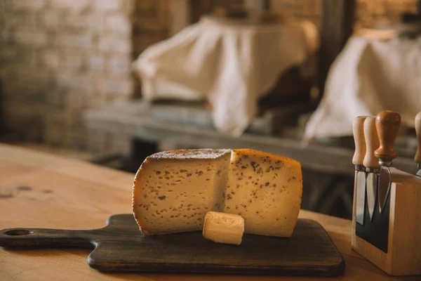 Primer Plano Queso Rodajas Tabla Cortar Con Varios Cuchillos Soporte — Foto de Stock