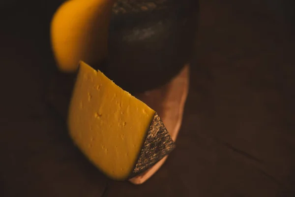 Close Shot Van Gesneden Kaas Houten Snijplank — Stockfoto