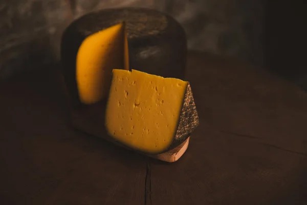 Lahodný Plátkový Sýr Dřevěném Prkénku — Stock fotografie zdarma