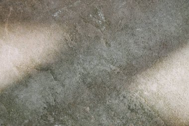 güneş ışığı ile gri eski püskü dokulu taş