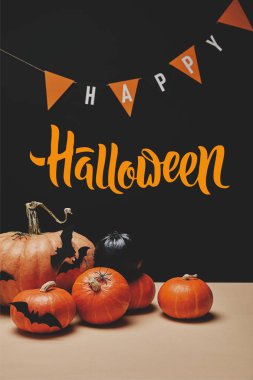 Pumpkins, kağıt yarasalar ve kağıt garland 