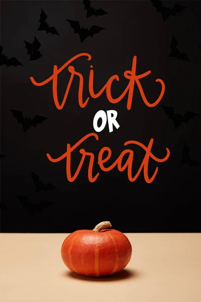 Een Oranje Pompoen Tafel Met Vleermuizen Trick Treat Belettering — Gratis stockfoto