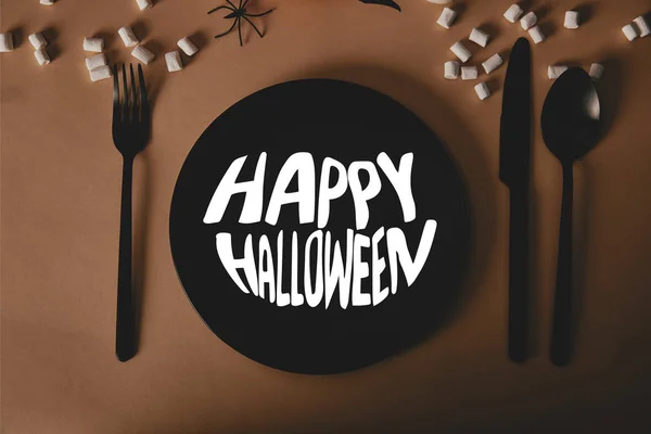 Bovenaanzicht Van Zwarte Plaat Met Happy Halloween Belettering Vork Mes — Gratis stockfoto