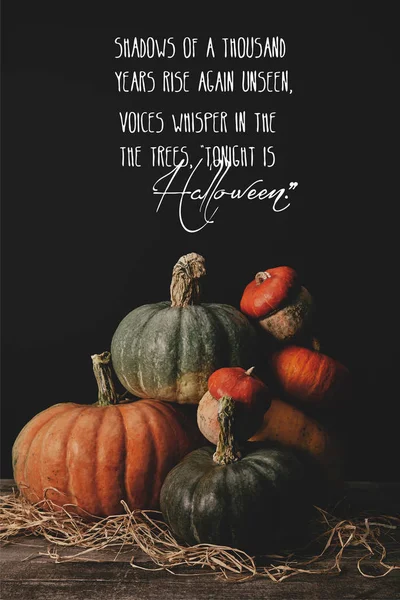 Tumpukan Labu Matang Atas Meja Dengan Puisi Halloween — Stok Foto