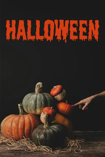 Bijgesneden Afbeelding Van Vrouw Aanraken Van Pompoenen Tafel Met Halloween — Gratis stockfoto